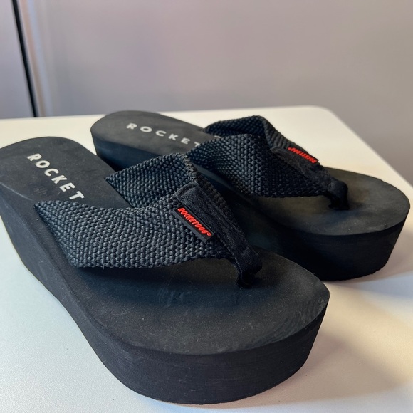 Rocket Dog Crush Wedge Flip Flops Black size 8 - Picture 1 of 4